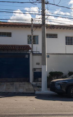 Casa à venda com 290m², 3 quartos e 2 vagas Casa à venda com 290m², 3 quartos e 2 vagasFachada