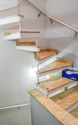 Casa de condomínio à venda com 126m², 3 quartos e 2 vagas Casa de condomínio à venda com 126m², 3 quartos e 2 vagasEscada