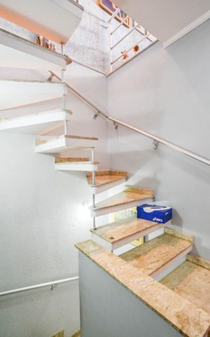 Casa de condomínio à venda com 126m², 3 quartos e 2 vagas Casa de condomínio à venda com 126m², 3 quartos e 2 vagasEscada