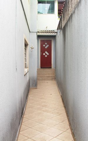 Casa à venda com 130m², 3 quartos e 2 vagasCorredor acessoa a garagem 