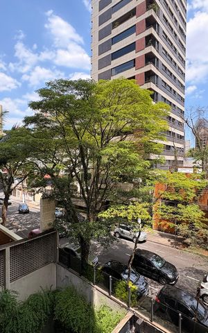 Apartamento à venda com 350m², 4 quartos e 3 vagas Apartamento à venda com 350m², 4 quartos e 3 vagasVista da sacada da sala