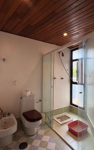 Apartamento à venda com 350m², 4 quartos e 3 vagas Apartamento à venda com 350m², 4 quartos e 3 vagasBanheiro da Suíte 1