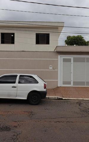 Casa à venda com 163m², 3 quartos e 2 vagasFachada