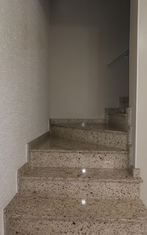 Casa à venda com 163m², 3 quartos e 2 vagasEscada