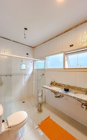 Casa à venda com 300m², 3 quartos e 2 vagasBanheiro da Suíte