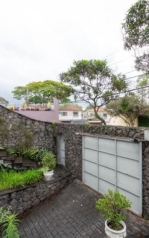 Casa à venda com 372m², 3 quartos e 6 vagas Casa à venda com 372m², 3 quartos e 6 vagasEntrada