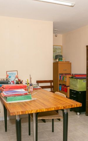 Casa à venda com 215m², 3 quartos e 3 vagasEscritório