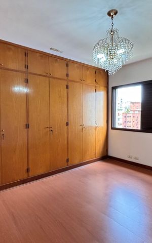 Apartamento à venda com 242m², 3 quartos e 3 vagas Apartamento à venda com 242m², 3 quartos e 3 vagasSuíte 2