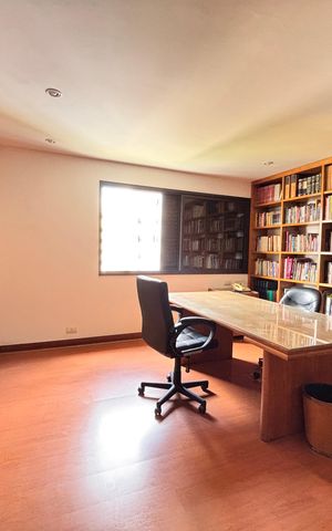 Apartamento à venda com 242m², 3 quartos e 3 vagas Apartamento à venda com 242m², 3 quartos e 3 vagasEscritório