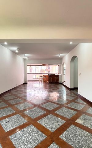 Apartamento à venda com 242m², 3 quartos e 3 vagas Apartamento à venda com 242m², 3 quartos e 3 vagasSala