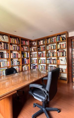 Apartamento à venda com 242m², 3 quartos e 3 vagas Apartamento à venda com 242m², 3 quartos e 3 vagasEscritório