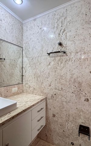 Apartamento à venda com 242m², 3 quartos e 3 vagas Apartamento à venda com 242m², 3 quartos e 3 vagasBanheiro da Suíte 1