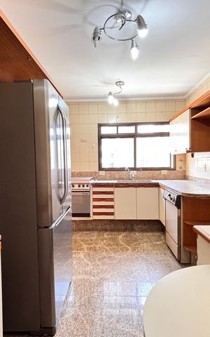 Apartamento à venda com 242m², 3 quartos e 3 vagas Apartamento à venda com 242m², 3 quartos e 3 vagasCozinha
