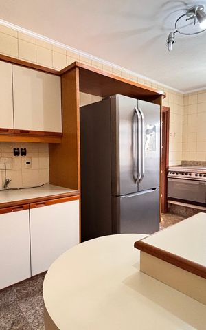 Apartamento à venda com 242m², 3 quartos e 3 vagas Apartamento à venda com 242m², 3 quartos e 3 vagasCozinha