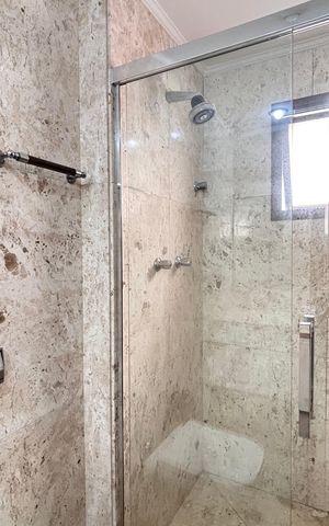 Apartamento à venda com 242m², 3 quartos e 3 vagas Apartamento à venda com 242m², 3 quartos e 3 vagasBanheiro da Suíte 1