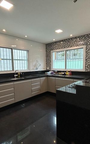 Casa para alugar com 330m², 4 quartos e 3 vagas