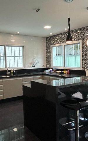 Casa para alugar com 330m², 4 quartos e 3 vagas
