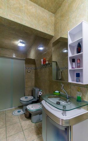 Casa à venda com 120m², 3 quartos e 2 vagas Casa à venda com 120m², 3 quartos e 2 vagasBanheiro