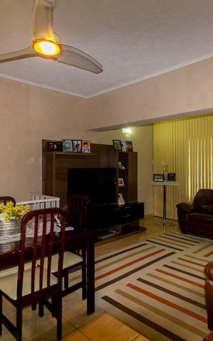 Casa à venda com 120m², 3 quartos e 2 vagas Casa à venda com 120m², 3 quartos e 2 vagasSala