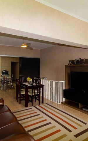 Casa à venda com 120m², 3 quartos e 2 vagas Casa à venda com 120m², 3 quartos e 2 vagasSala