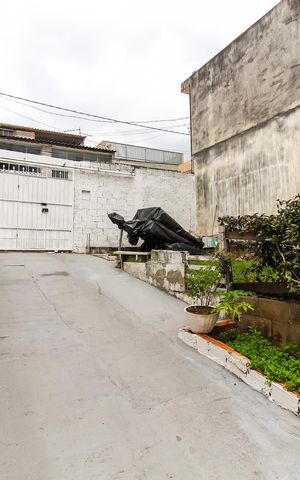 Casa à venda com 250m², 2 quartos e 4 vagas Casa à venda com 250m², 2 quartos e 4 vagasQuintal