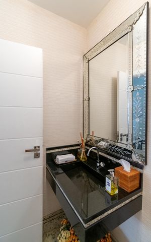 Casa à venda com 360m², 4 quartos e 6 vagas Casa à venda com 360m², 4 quartos e 6 vagasLavabo