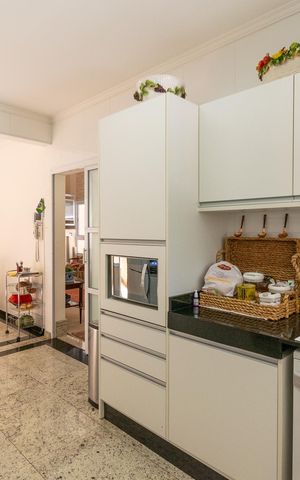 Casa à venda com 360m², 4 quartos e 6 vagas Casa à venda com 360m², 4 quartos e 6 vagasCozinha/Copa