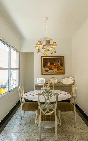 Casa à venda com 360m², 4 quartos e 6 vagas Casa à venda com 360m², 4 quartos e 6 vagasCozinha/Copa