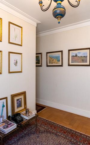Casa à venda com 360m², 4 quartos e 6 vagas Casa à venda com 360m², 4 quartos e 6 vagasEscritório