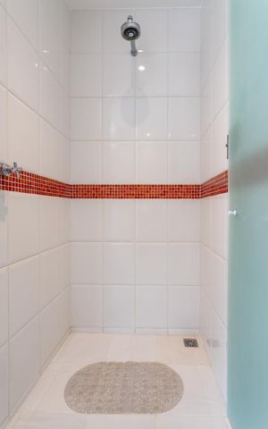 Casa à venda com 1500m², 5 quartos e 5 vagas Casa à venda com 1500m², 5 quartos e 5 vagasBanheiro