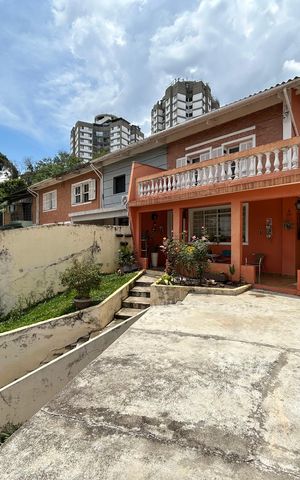 Casa à venda com 211m², 2 quartos e 2 vagas Casa à venda com 211m², 2 quartos e 2 vagasQuintal