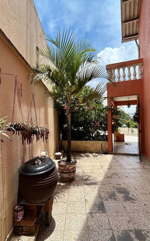 Casa à venda com 211m², 2 quartos e 2 vagas Casa à venda com 211m², 2 quartos e 2 vagasQuintal lateral