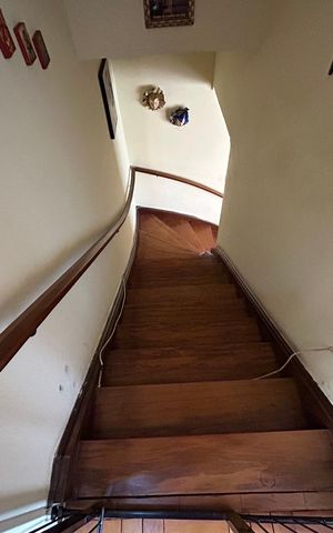 Casa à venda com 211m², 2 quartos e 2 vagas Casa à venda com 211m², 2 quartos e 2 vagasEscada
