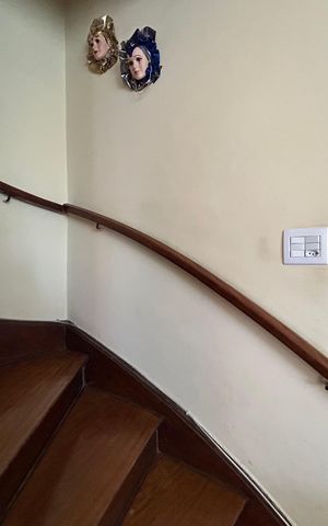 Casa à venda com 211m², 2 quartos e 2 vagas Casa à venda com 211m², 2 quartos e 2 vagasEscada