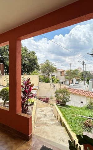 Casa à venda com 211m², 2 quartos e 2 vagas Casa à venda com 211m², 2 quartos e 2 vagasEntrada