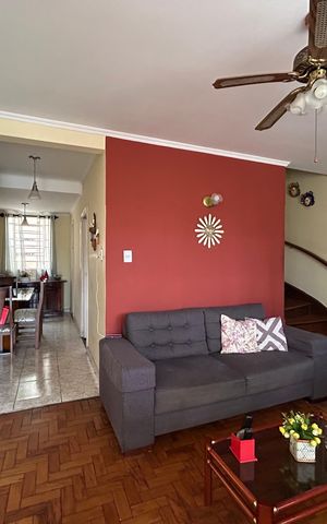 Casa à venda com 211m², 2 quartos e 2 vagas Casa à venda com 211m², 2 quartos e 2 vagasSala