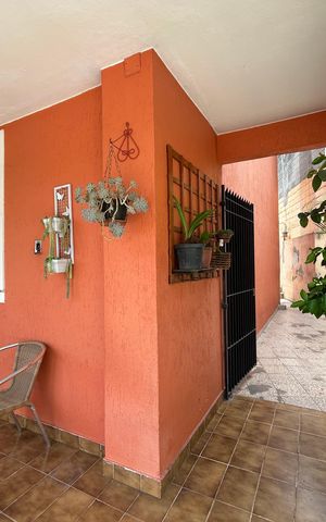Casa à venda com 211m², 2 quartos e 2 vagas Casa à venda com 211m², 2 quartos e 2 vagasEntrada