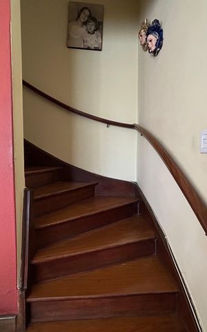 Casa à venda com 211m², 2 quartos e 2 vagas Casa à venda com 211m², 2 quartos e 2 vagasEscada