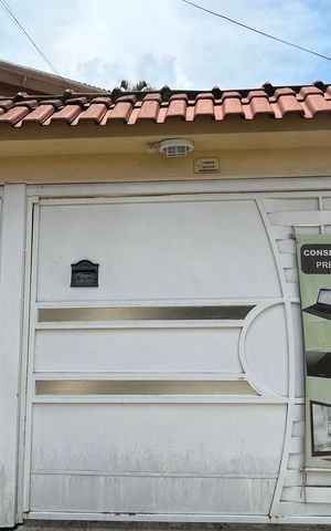 Casa à venda com 211m², 2 quartos e 2 vagas Casa à venda com 211m², 2 quartos e 2 vagasFachada
