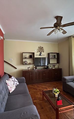 Casa à venda com 211m², 2 quartos e 2 vagas Casa à venda com 211m², 2 quartos e 2 vagasSala