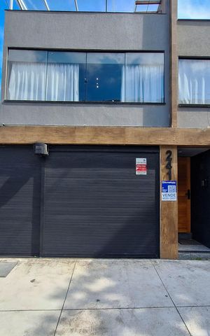 Casa à venda com 240m², 4 quartos e 2 vagas Casa à venda com 240m², 4 quartos e 2 vagasFachada