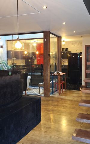 Casa à venda com 240m², 4 quartos e 2 vagas Casa à venda com 240m², 4 quartos e 2 vagasSala