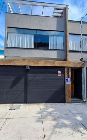 Casa à venda com 240m², 4 quartos e 2 vagas Casa à venda com 240m², 4 quartos e 2 vagasFachada