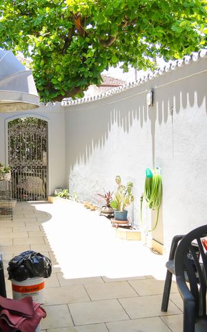 Casa de condomínio à venda com 280m², 4 quartos e 2 vagas Casa de condomínio à venda com 280m², 4 quartos e 2 vagasÁrea Externa