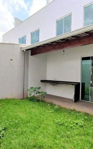 Casa à venda com 105m², 3 quartos e 3 vagas Casa à venda com 105m², 3 quartos e 3 vagasÁrea externa