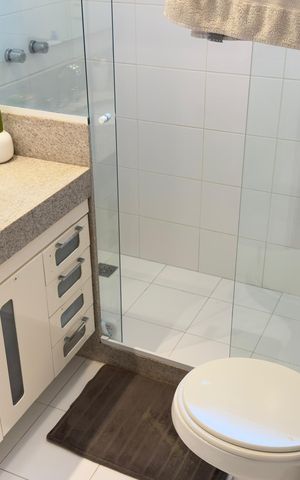 Casa de condomínio à venda com 400m², 4 quartos e 2 vagas Casa de condomínio à venda com 400m², 4 quartos e 2 vagasBanheiro quarto 1