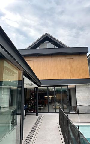 Casa de condomínio à venda com 400m², 4 quartos e 2 vagas Casa de condomínio à venda com 400m², 4 quartos e 2 vagasFachada