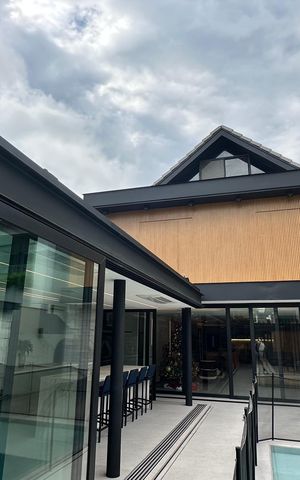 Casa de condomínio à venda com 400m², 4 quartos e 2 vagas Casa de condomínio à venda com 400m², 4 quartos e 2 vagasFachada