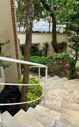 Casa à venda com 360m², 4 quartos e 4 vagas Casa à venda com 360m², 4 quartos e 4 vagasEntrada