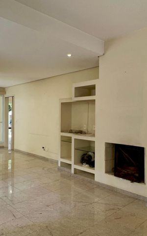 Casa à venda com 360m², 4 quartos e 4 vagas Casa à venda com 360m², 4 quartos e 4 vagasSala